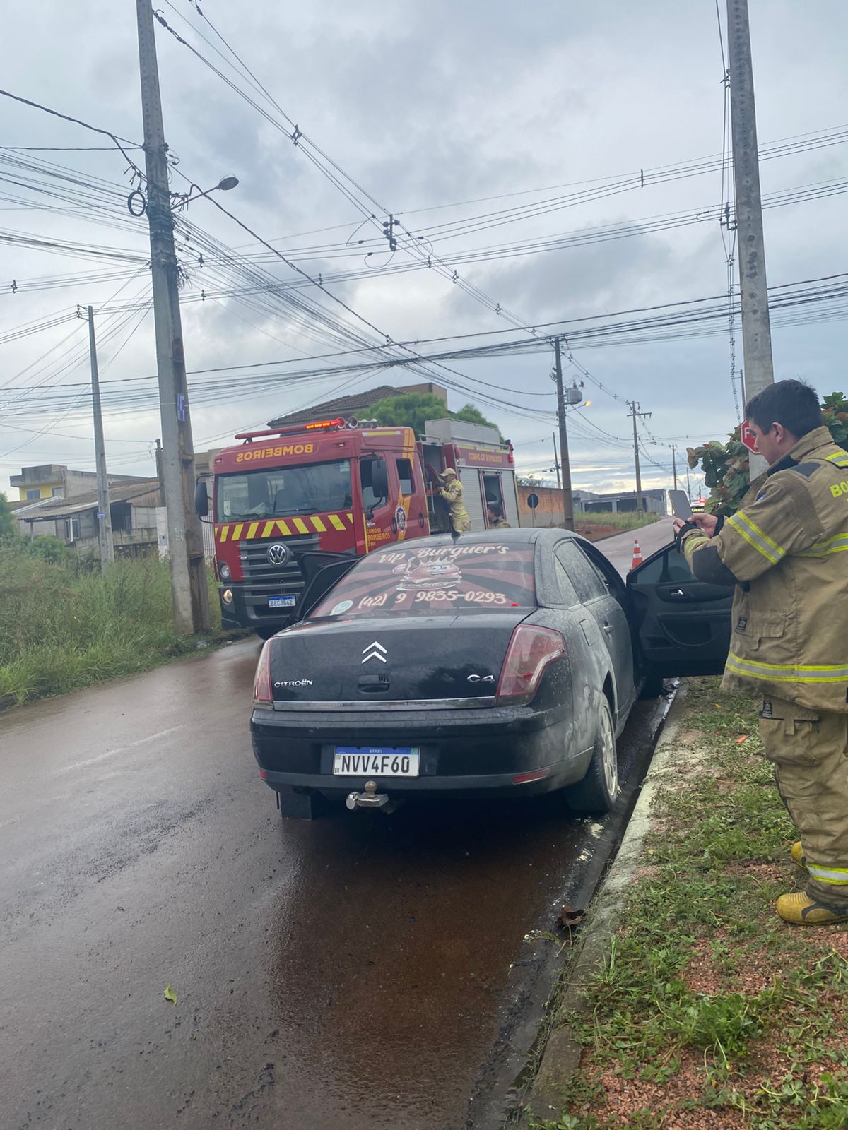 Carro estacionado na rua fica destruído após pegar fogo em PG