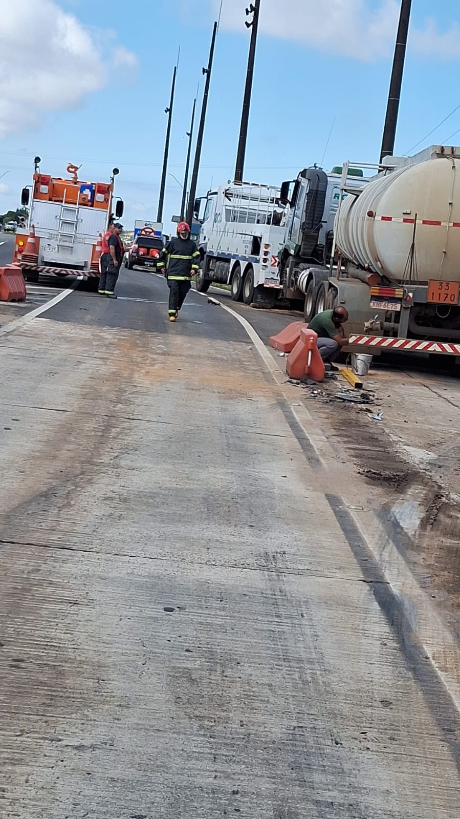 Caminhão-tanque com 38 mil litros de álcool se envolve em acidente em Carambeí