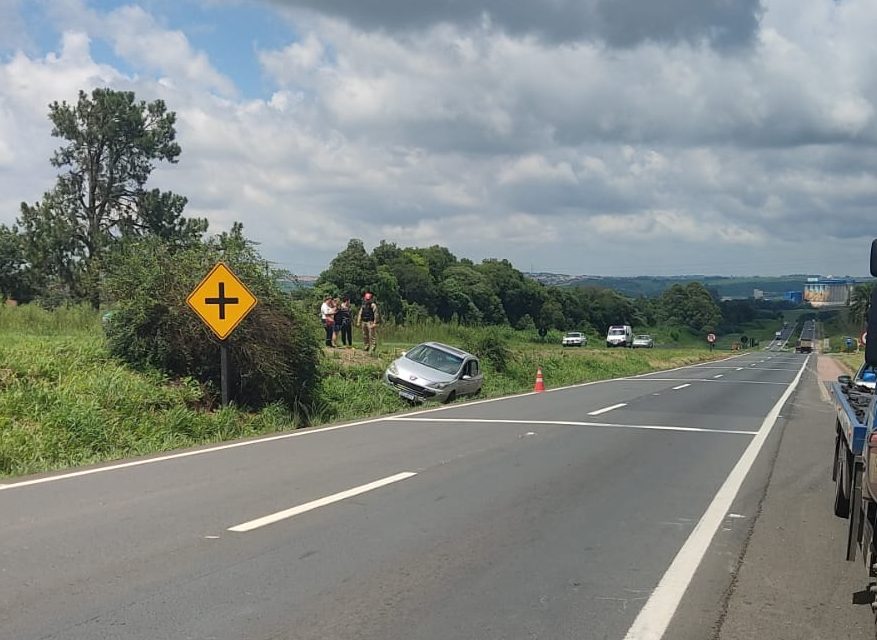 Veículo com placas de PG sai de pista e deixa condutor ferido na PR-151