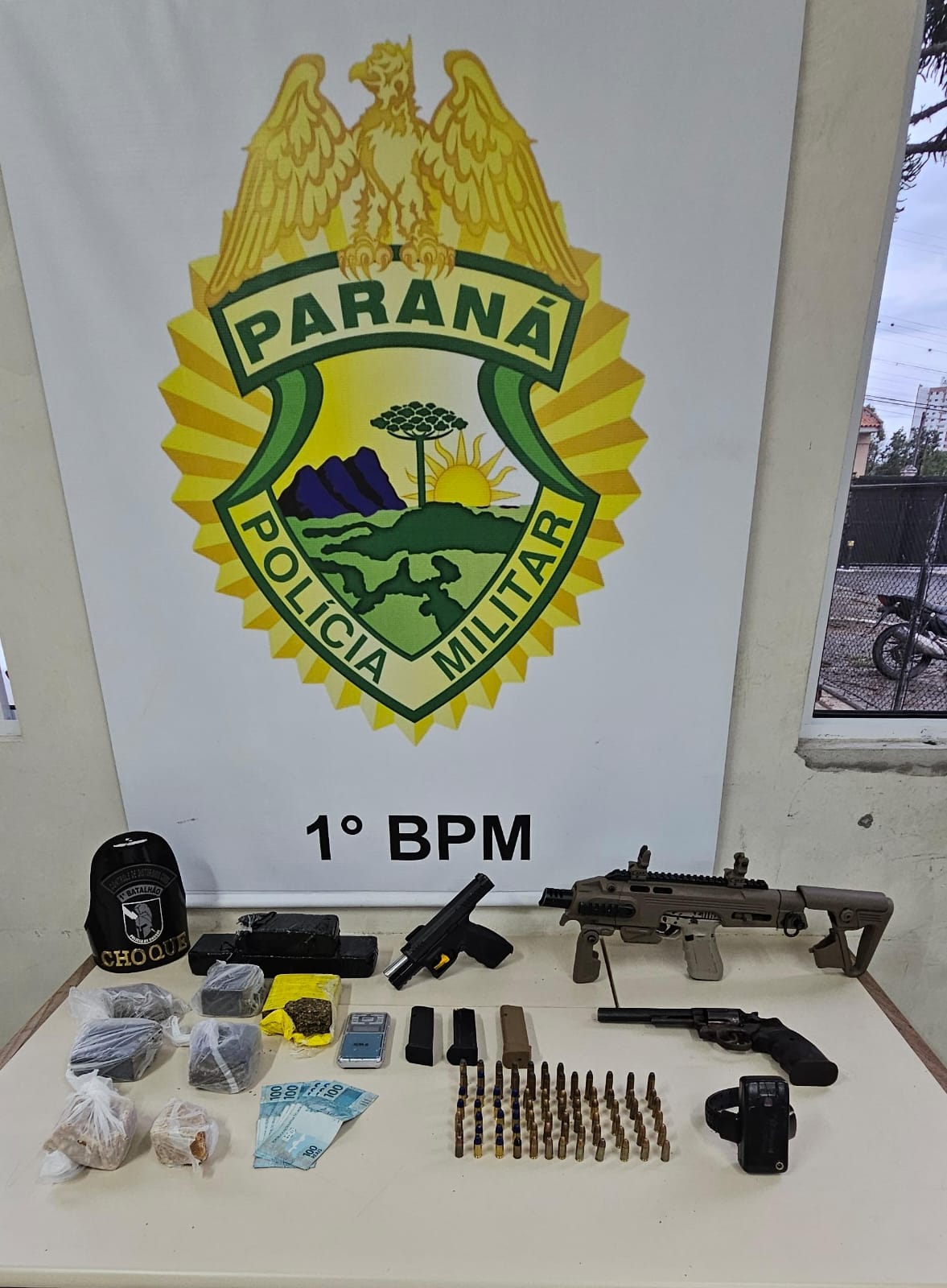 Suspeito de tráfico é preso com várias armas e drogas em pousada de Ponta Grossa