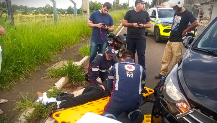 Motociclista fica ferido ao colidir contra veículo no bairro Neves