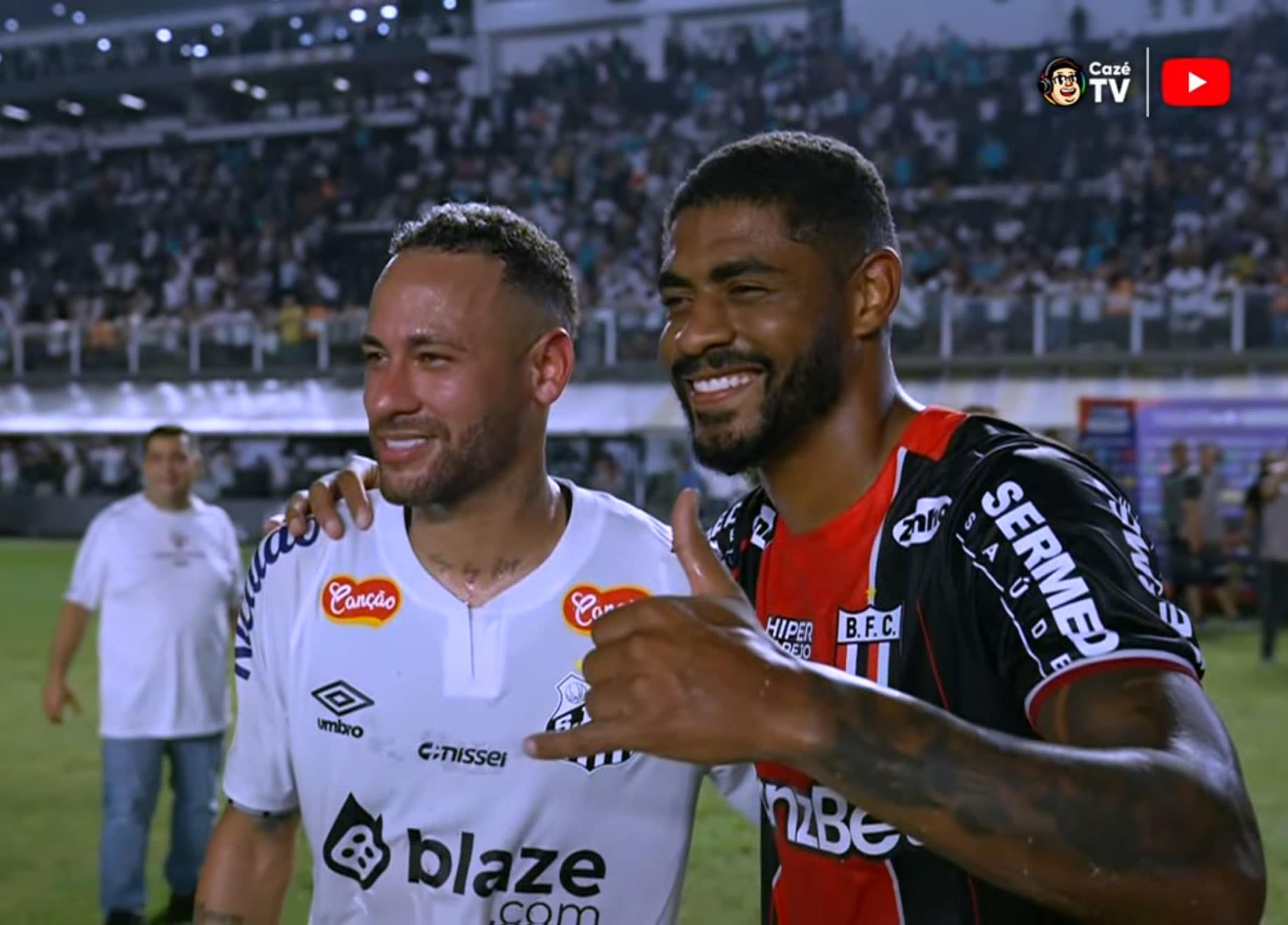 Neymar é tietado e tira fotos com jogadores do Botafogo-SP após jogo de sua reestreia