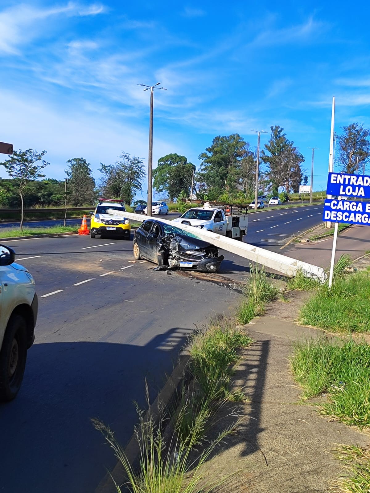 Carro derruba poste e causa transtornos e congestionamentos na Avenida Visconde de Taunay