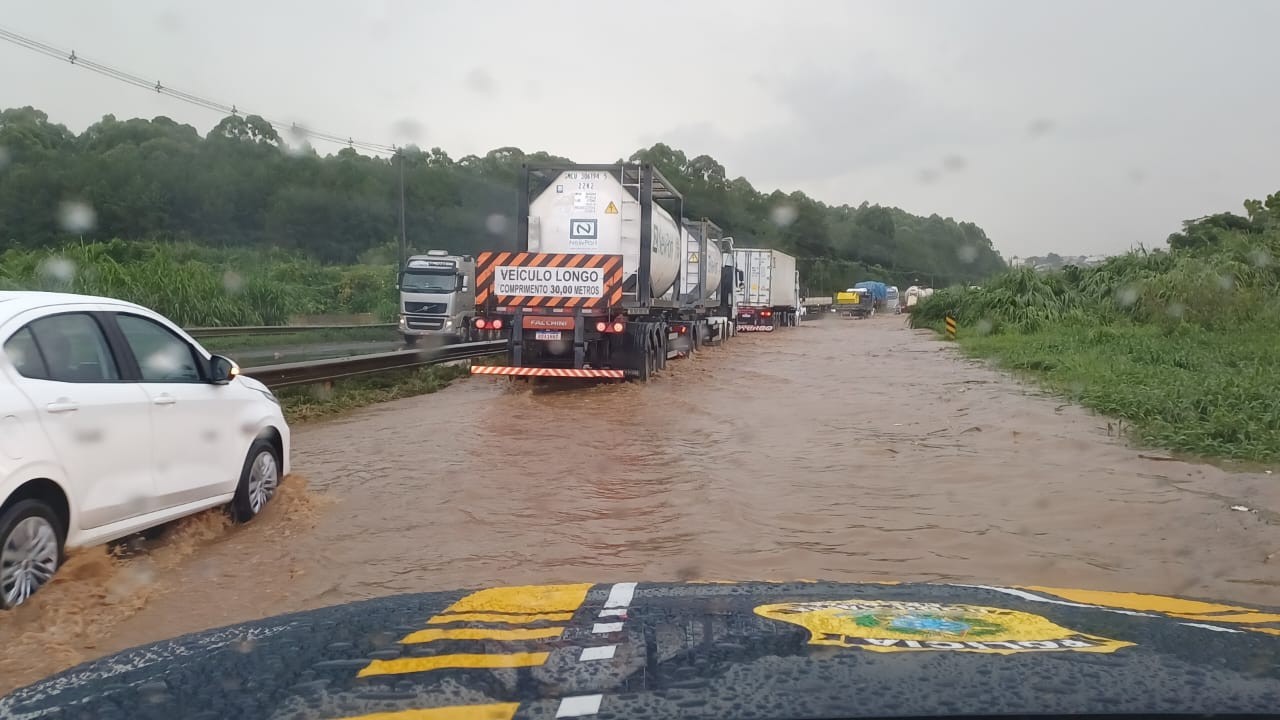 PRF interdita BR 376, no trecho próximo ao Arroio da Ronda