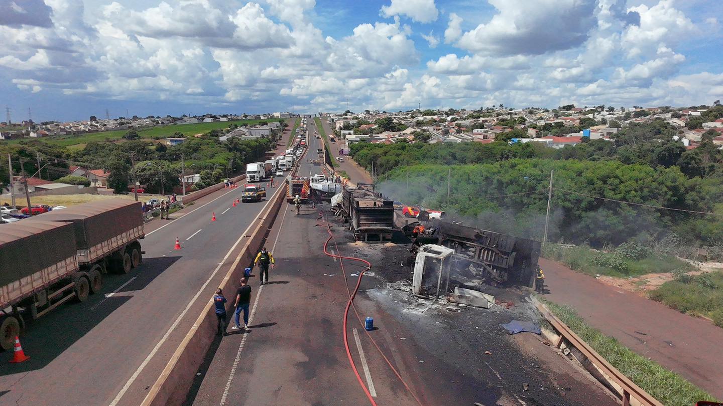 Duas pessoas morrem após colisão e incêndio em caminhões na BR-376