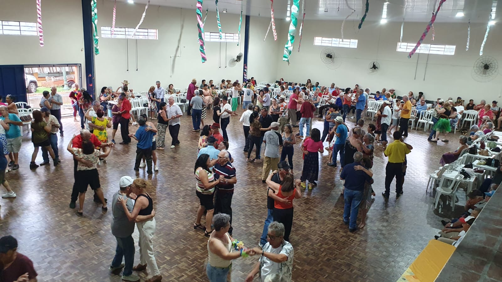 Idosos se divertem no Grito de Carnaval 60+ do CECON Nova Rússia em PG; cerca de 300 pessoas participaram