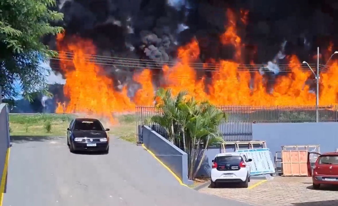 VÍDEO: Acidente entre dois caminhões termina em incêndio na PR-092