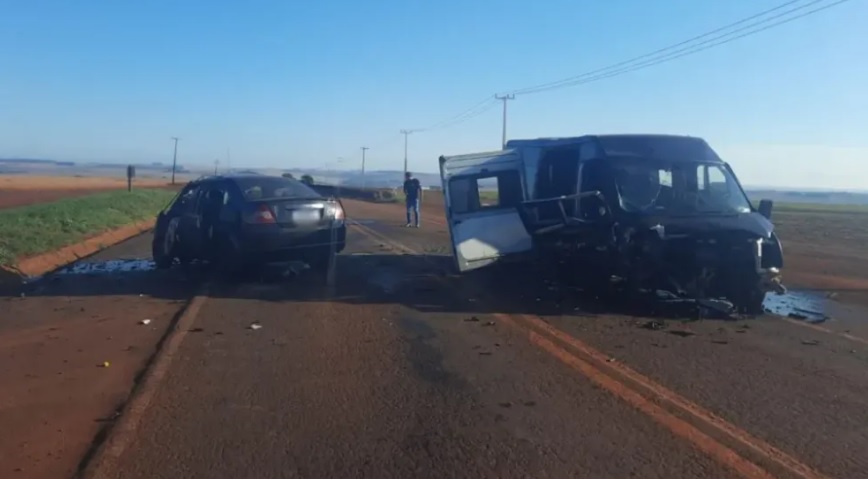 Acidente com van de dupla sertaneja deixa um morto e seis feridos no Paraná