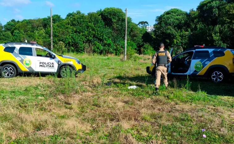 Homem é morto e depois queimado em meio a pneus no PR