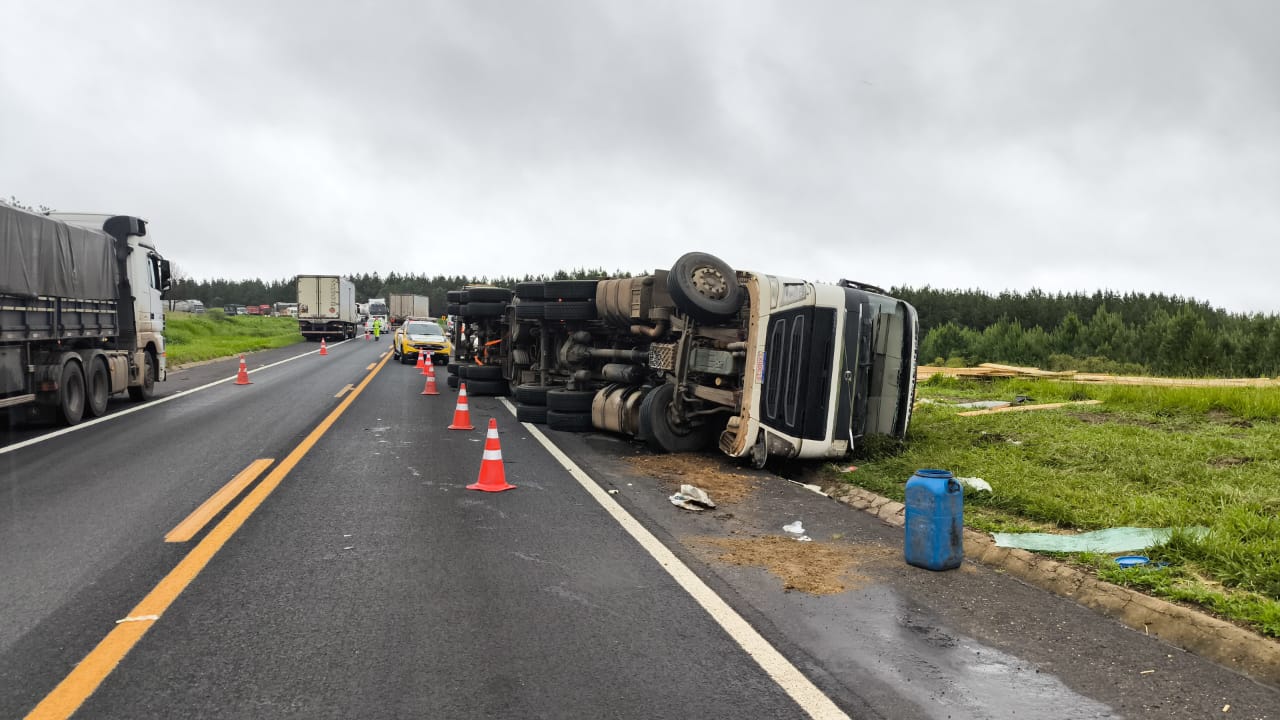 Tombamento de caminhão interdita parcialmente a PR-151