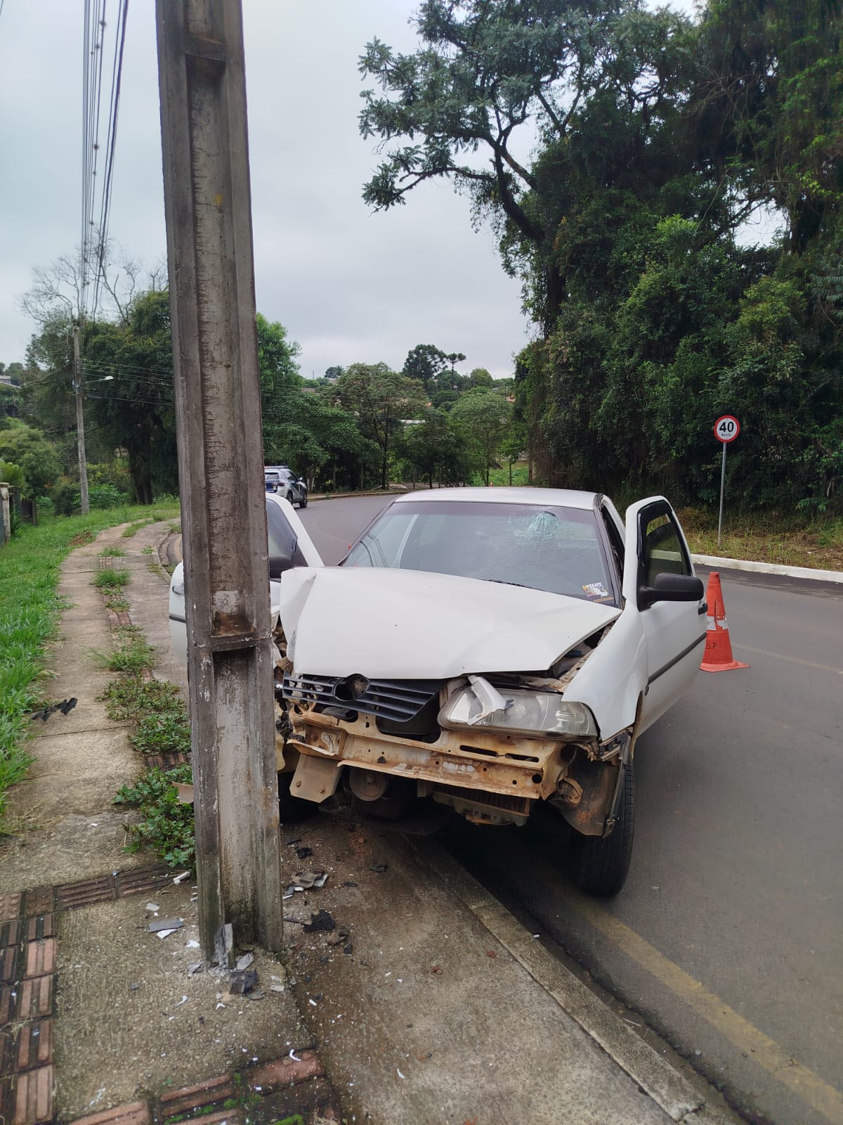 Homem tem convulsão ao volante e colide carro com poste em PG