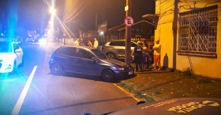 Carro é arremessado contra muro após colidir contra outro veículo em Uvaranas