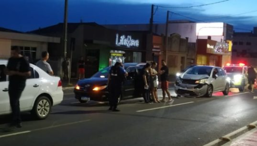 Duas mulheres ficam feridas após engavetamento na Av. Carlos Cavalcanti em PG