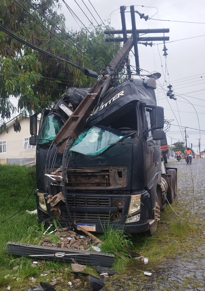 Caminhão desgovernado colide contra poste em PG