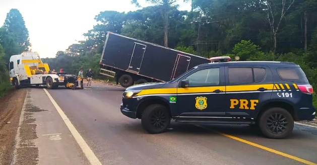 Caminhões colidem e deixa um homem ferido em Imbituva