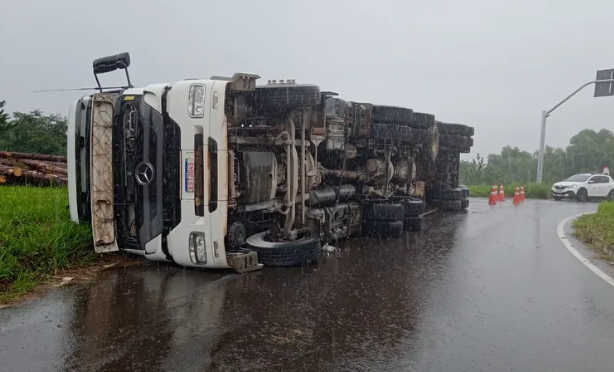 Caminhão tomba e deixa BR 153 bloqueada