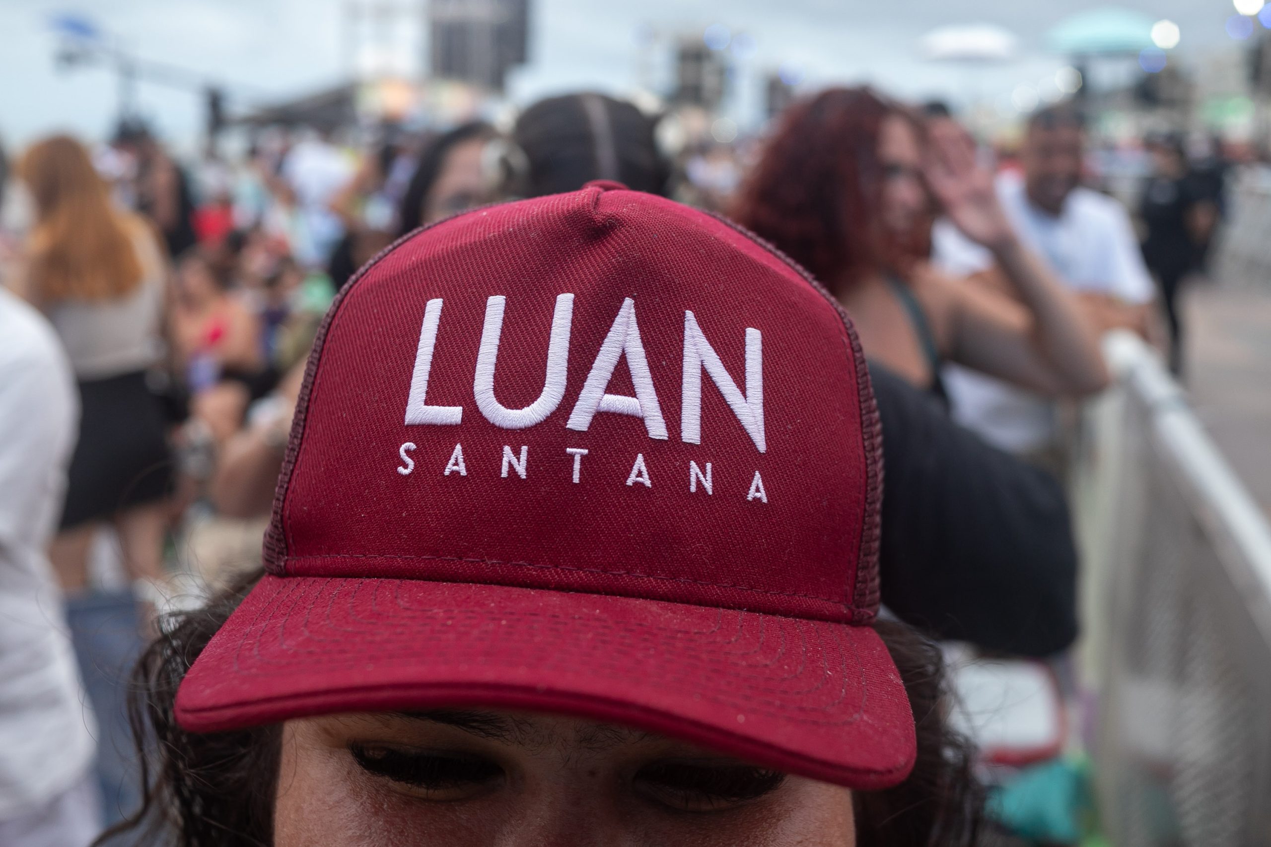 Fãs de Luan Santana dormem na praia para garantir o melhor lugar no show de Matinhos