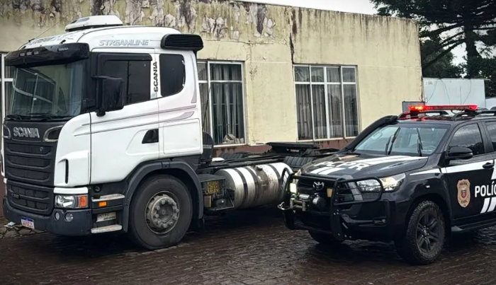 Caminhoneiro é rendido em assalto e um matagal nos Campos Gerais