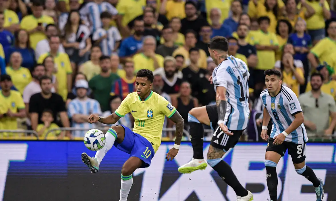 Cheio de desfalques, Brasil visita Argentina pelas Eliminatórias