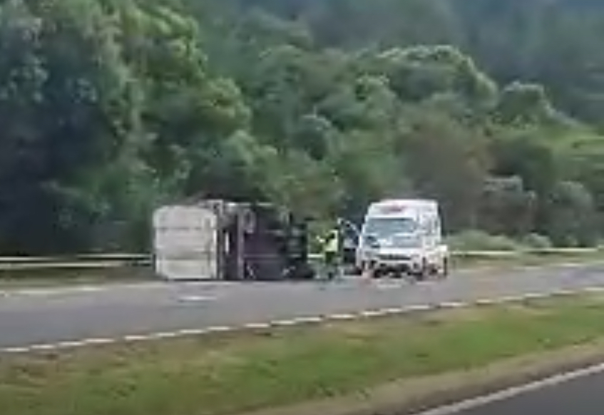 Caminhão para na pista contrária após tombar na PR-151, entre Piraí do Sul e Castro