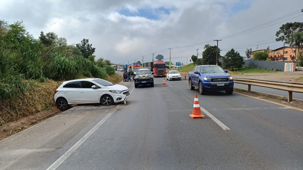 Mulher fica ferida após carro colidir em barranco em rodovia de PG