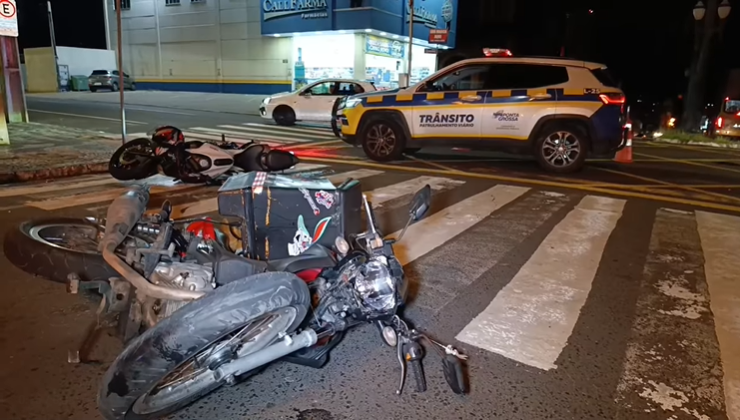 Colisão entre duas motos deixa jovem ferido no centro de PG