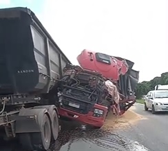 Colisão entre caminhões complica trânsito na PR-151, entre Carambeí e Ponta Grossa