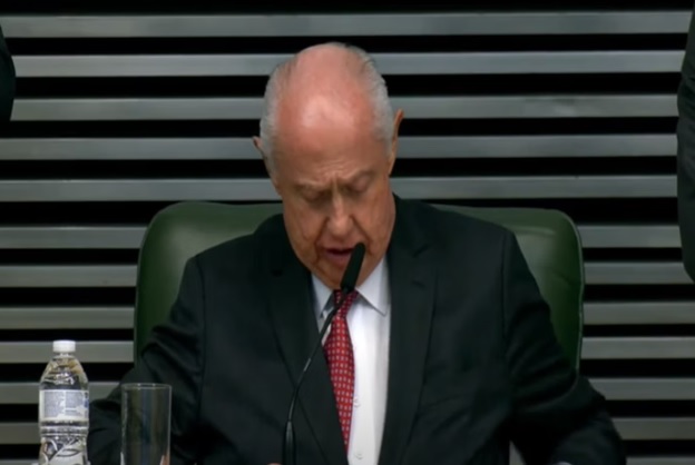 Deputado perde dente durante discurso e vira motivo de risadas em Assembleia Legislativa