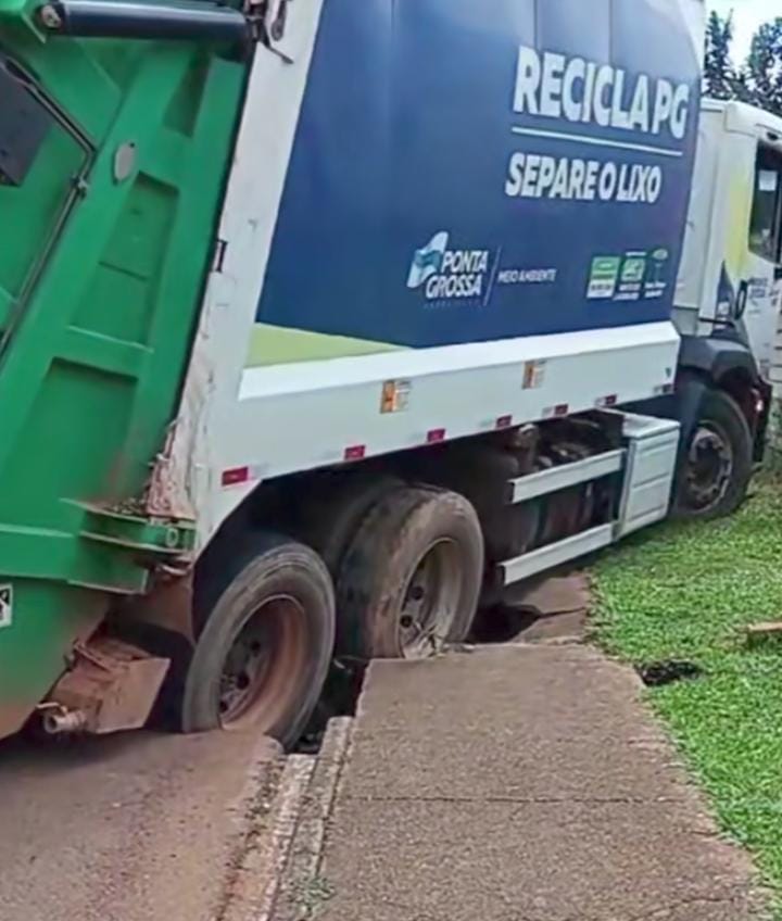 Caminhão da coleta de lixo quase tomba após calçada ceder em PG