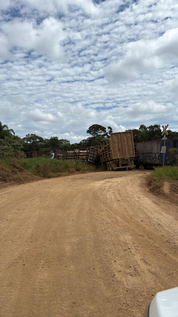 Motorista fica ferido após colisão entre caminhão e trem na região