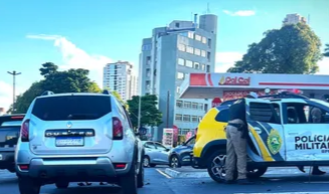 Veículo colide contra viatura da PM no centro de PG