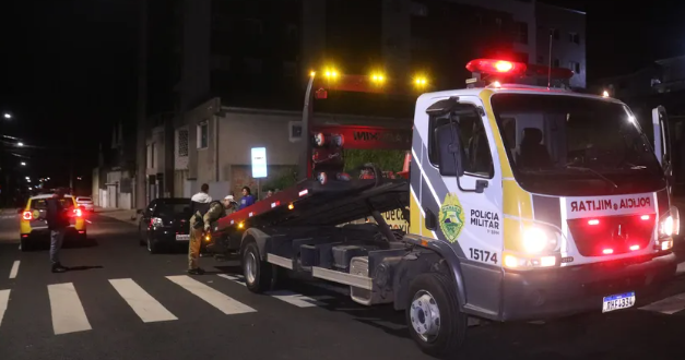 Motorista embriagado causa acidente e abandona automóvel em Uvaranas