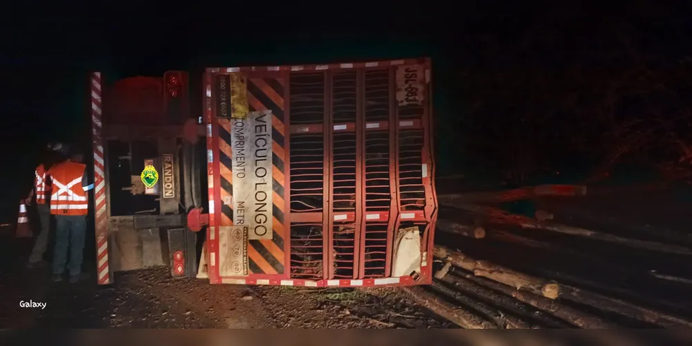 Caminhão tomba em Ortigueira e deixa motorista ferido