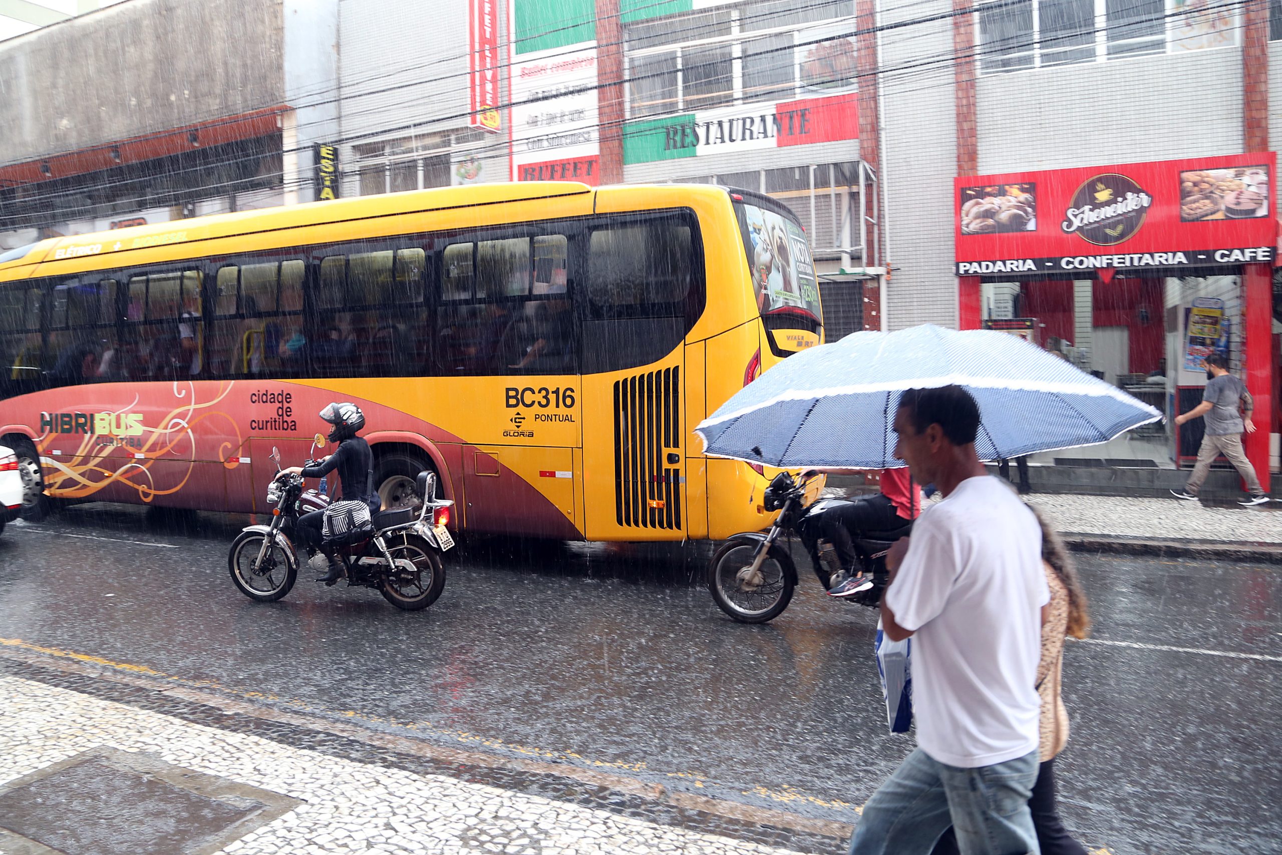 Chuva derruba temperaturas, mas calor volta já nesta semana no PR, informa Simepar