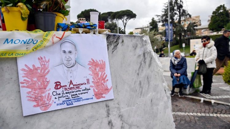 Papa Francisco passa noite tranquila, após 4 semanas de internação