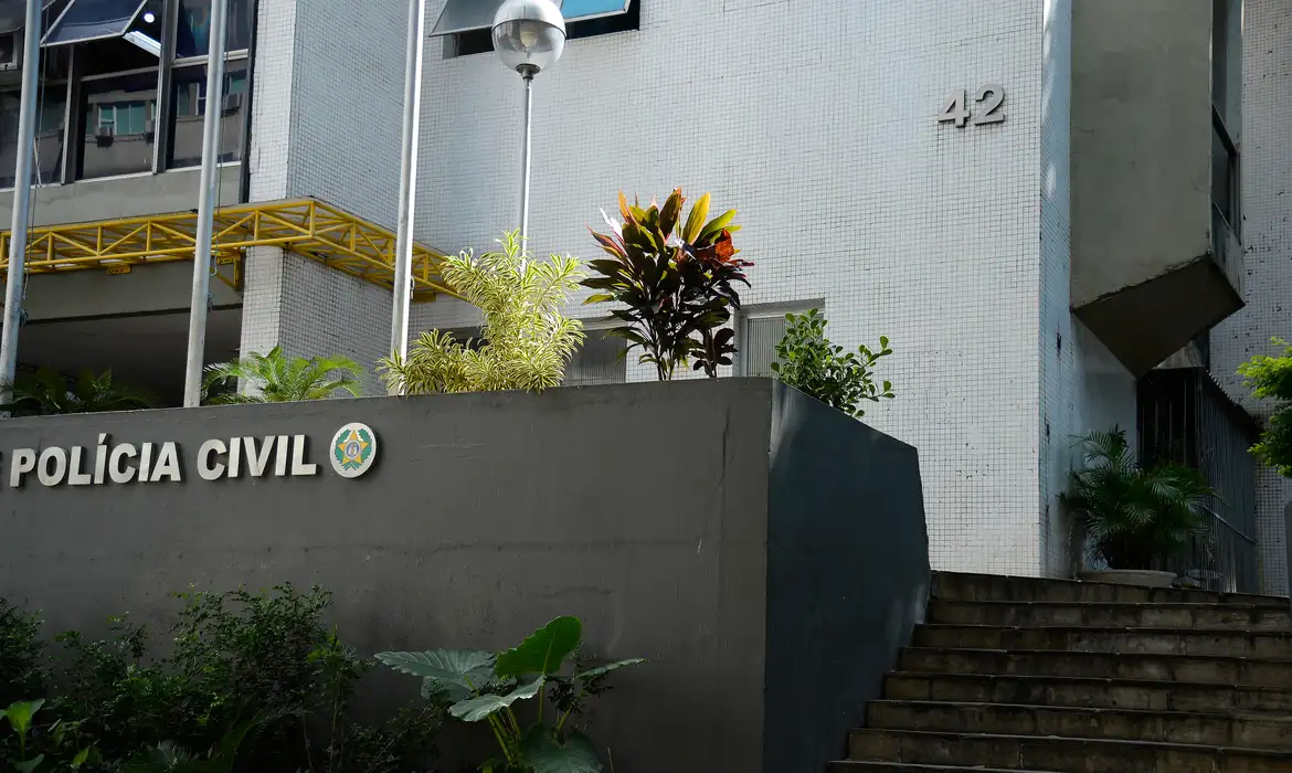 Preso ex-policial suspeito de treinar traficantes do Comando Vermelho