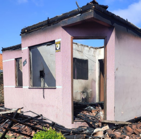 Casa é completamente destruída por incêndio em Castro