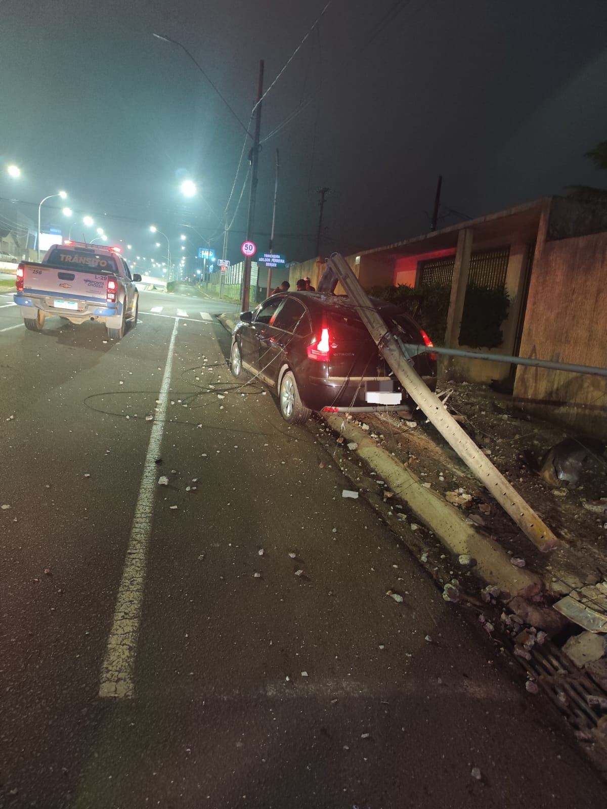 Carro colide contra poste após fugir de abordagem de agentes de segurança viária em PG