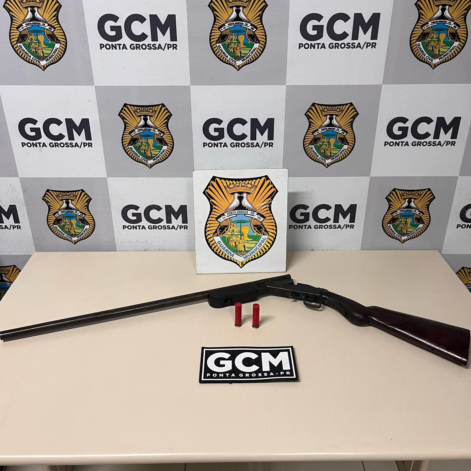GCM localiza carabina após homem dispensar mochila ao ver a viatura em Ponta Grossa