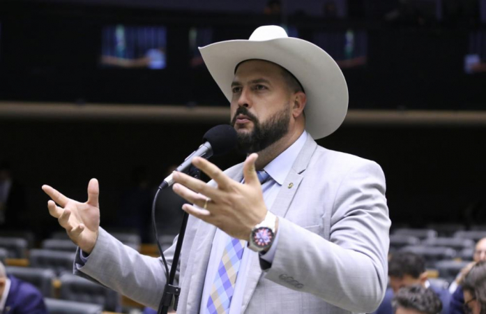 Projeto quer obrigar uso das cores da bandeira do Brasil por quem representa o país