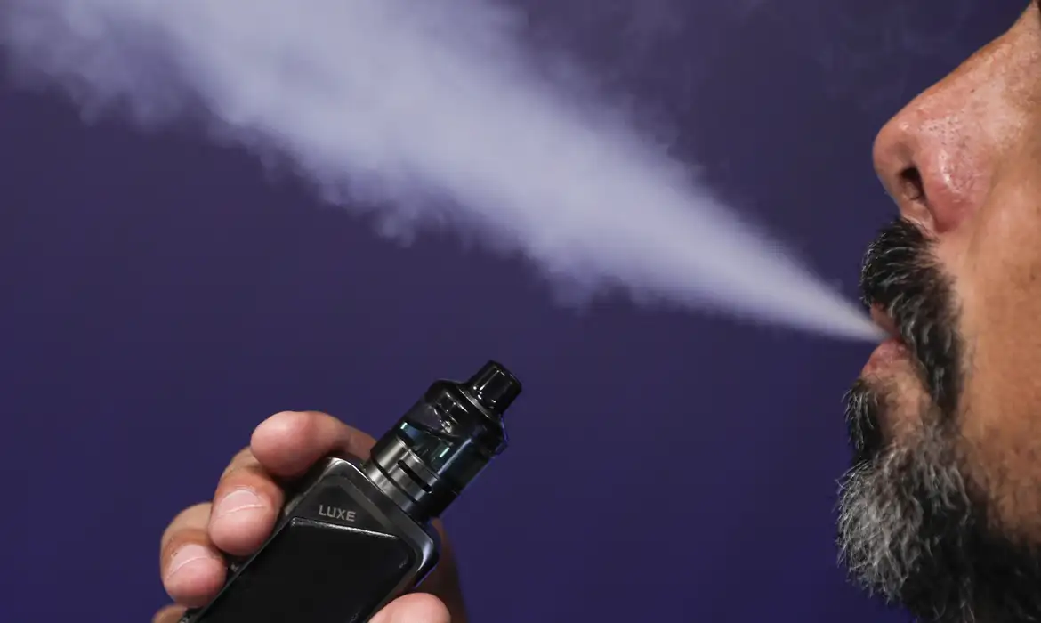 Plataformas devem remover propagandas de cigarros eletrônicos