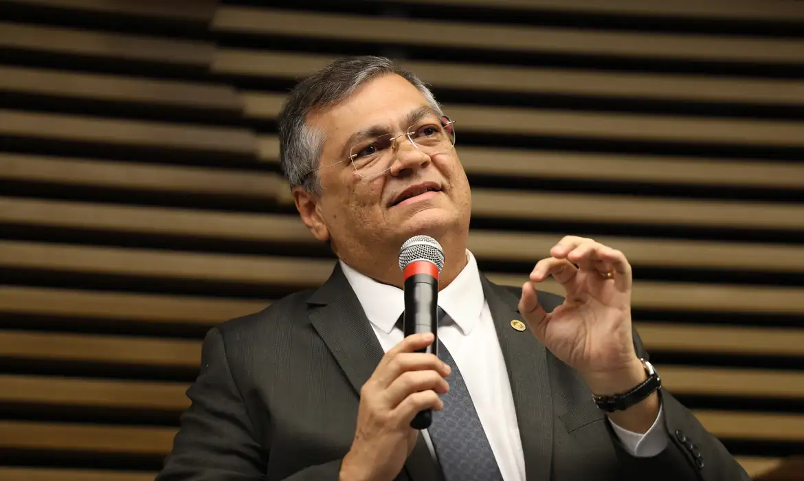 Ministro Flávio Dino diz ter recebido mensagem com ameaças e ofensas