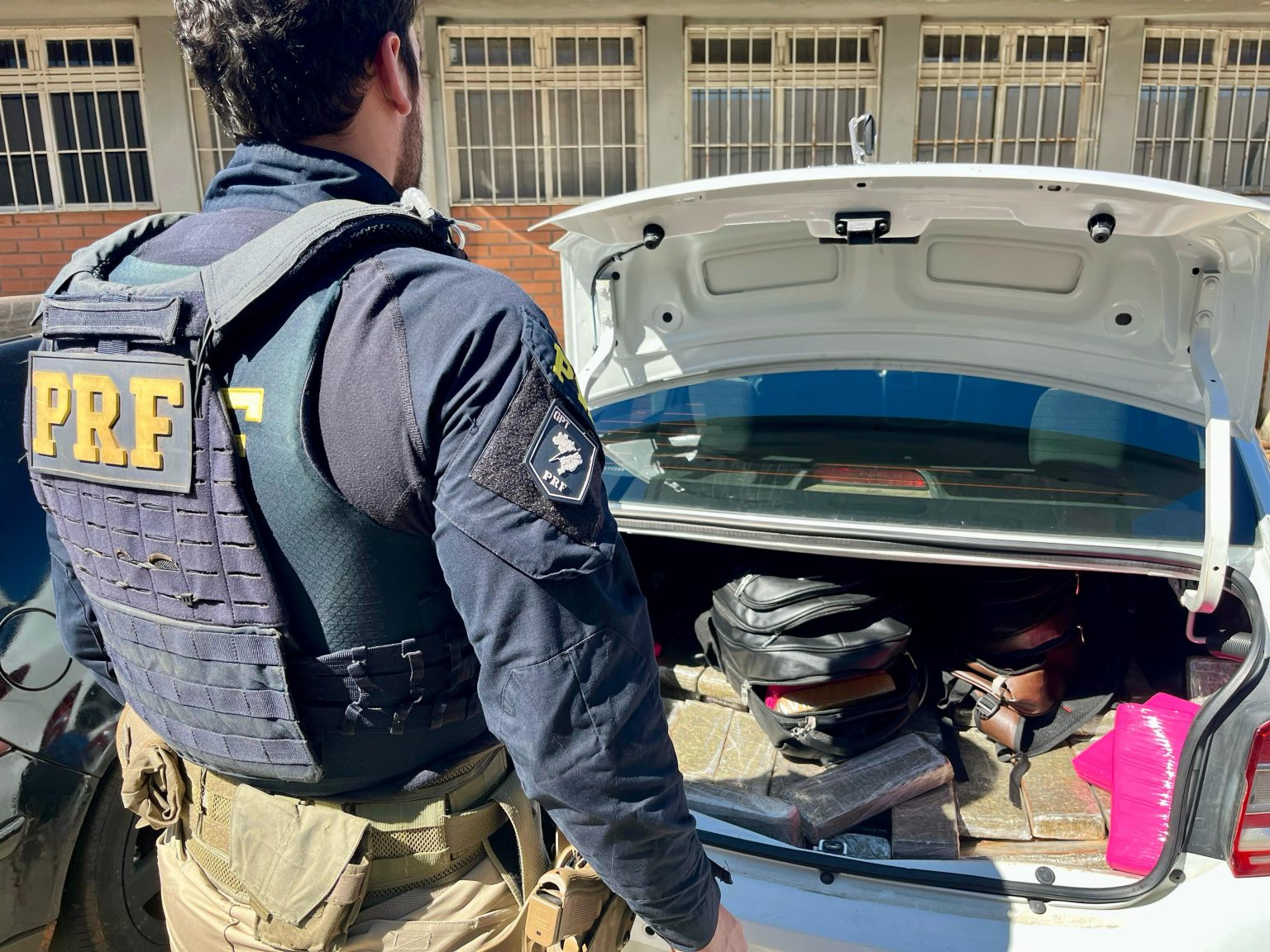 Casal é preso com quase 300 quilos de maconha em carro com placas de PG