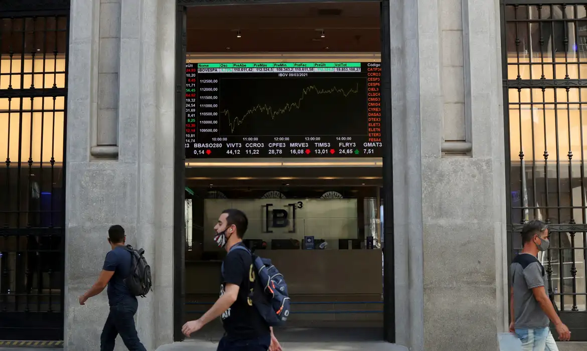 Bolsa aproxima-se de recorde com recuo de prévia da inflação