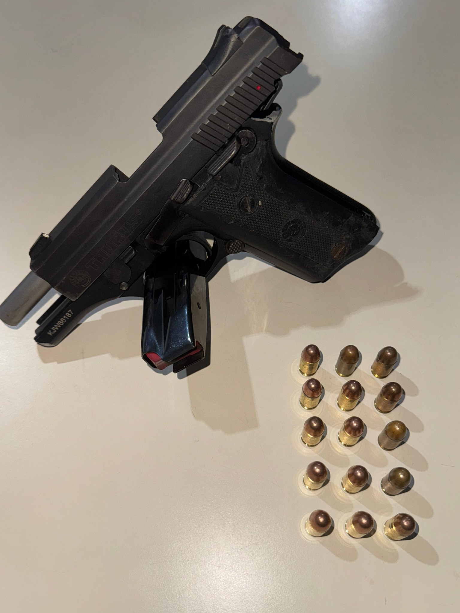 Frentista de posto é preso após ser flagrado portando pistola sem documentação durante o trabalho no PR