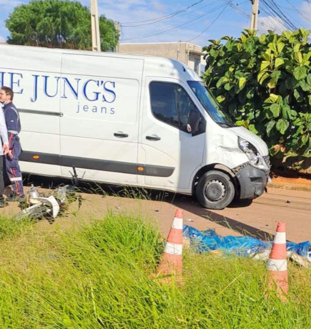 Motociclista morre após colidir contra van no bairro Cará-Cará, em PG