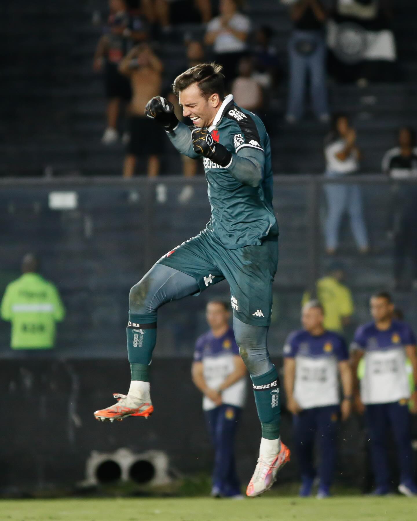 Com drama e brilho de goleiro, Vasco bate o Fantasma nos pênaltis na Copa do Brasil