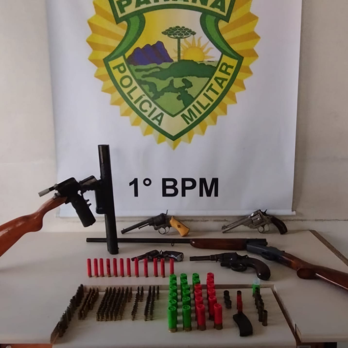 Polícia vai atender local de morte e descobre arsenal de armas em PG
