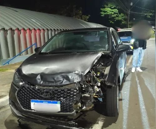 Motorista embriagado colide contra poste no Centro de PG