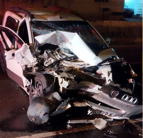 Colisão entre carro e van deixa condutor ferido no bairro Boa Vista, em PG